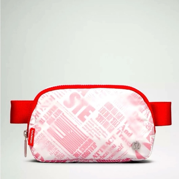 2 Everywhere belt bag Manifesto Print red/white and black/white - Picture 2 of 15